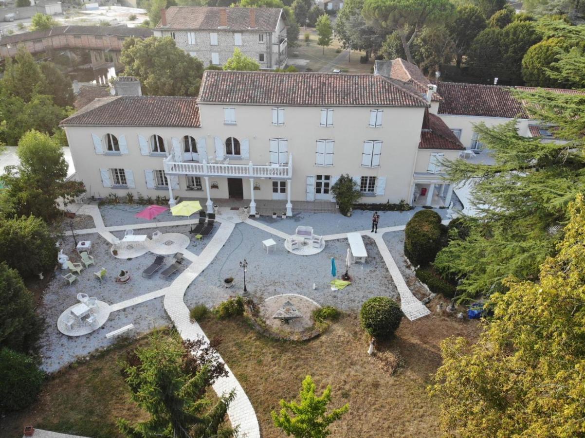 Le Clos Des Cedres B&B La Rochefoucauld Exterior foto