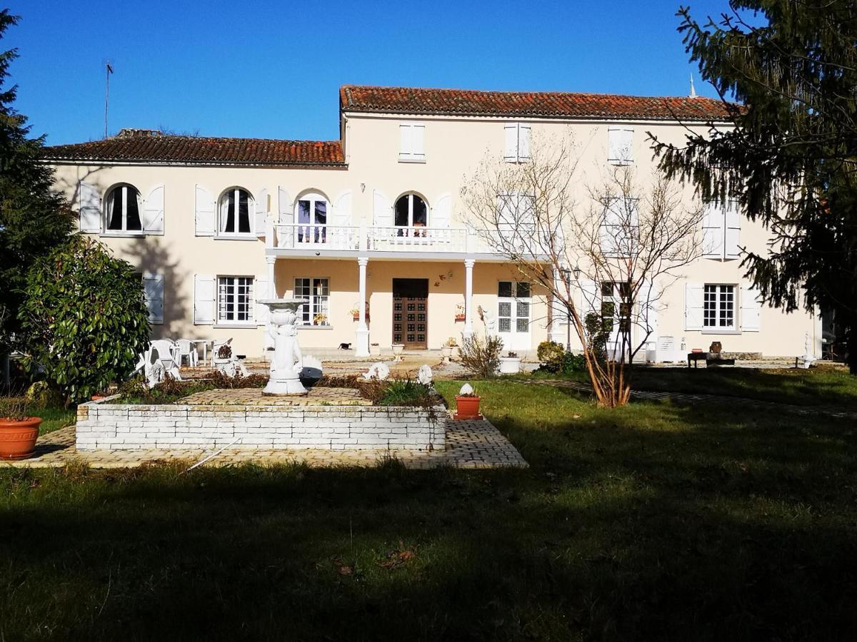 Le Clos Des Cedres B&B La Rochefoucauld Exterior foto